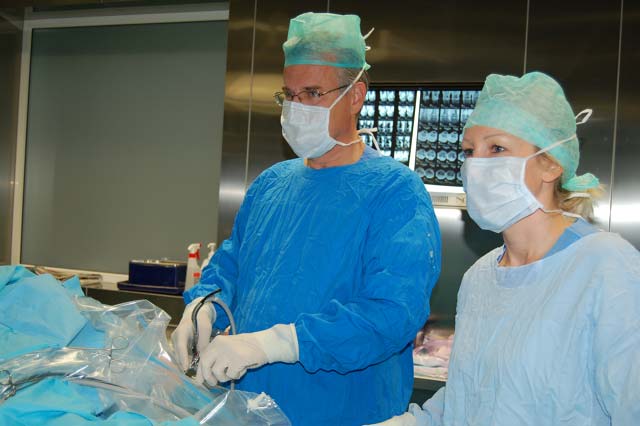 Dr n. med. Piotr Kolasiński podczas wykonywania zabiegu artroskopii Dr n. med. Piotr Kolasiński podczas wykonywania zabiegu artroskopii