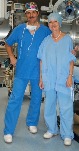 Prof. Maria Siemionow i dr Jerzy Kolasiński na sali operacyjnej naszej kliniki