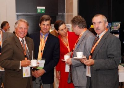 W kuluarach konferencji, stoją od lewej: prof. Jerzy Woy-Wojciechowski, dr Jerzy Kolasiński, dr Anna Modelska-Ziółkiewicz, prof. Andrzej Mackiewicz, prof. Maciej Kurpisz