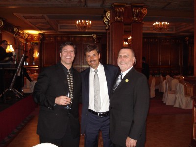 Starzy znajomi od lewej: dr Ronald Shapiro – USA (będziemy go gościć w Poznaniu we wrześniu 2007), dr Jerzy Kolasiński i dr Carlos Puig - USA