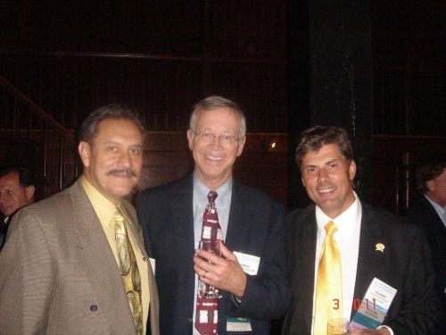 Spotkanie starych znajomych, od lewej: dr David Perez Meza, dr William M. Parsley (nowy prezydent ISHRS) i dr Jerzy Kolasiński