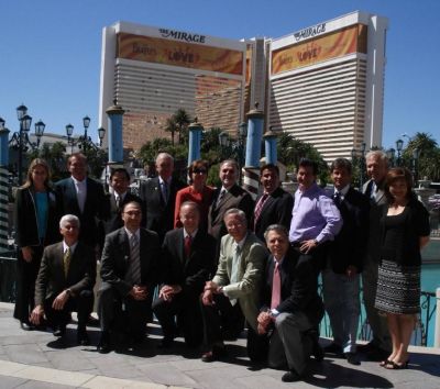 Członkowie Zarządu ISHRS podczas zjazdu w Las Vegas: w środku Prezydent ISHRS dr Paul C. Cotterill, trzeci od prawej dr Jerzy Kolasiński