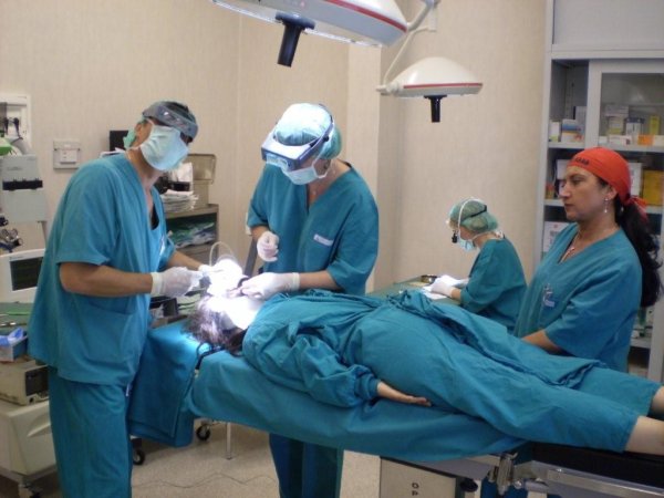 Zespół Kliniki Kolasiński wykonuje operację pokazową. Od lewej dr Jerzy Kolasiński, Mariola Reszke, Hanna Perz-Rodykow. Pomaga zespołowi oddziałowa bloku operacyjnego szpitala IDI (z prawej)