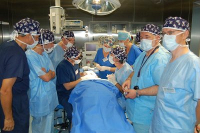 Przy operacji Dr Ronald Shapiro (z lewej)  i Dr Vincenzo Gambino (z prawej)