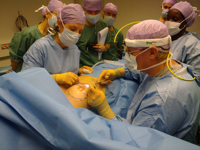 dr Per Heden podczas pokazowej operacji dr Per Heden podczas pokazowej operacji