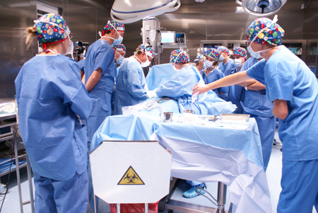 zajęcie praktyczne na Sali operacyjnej – operuje dr med. Jerzy Kolasiński